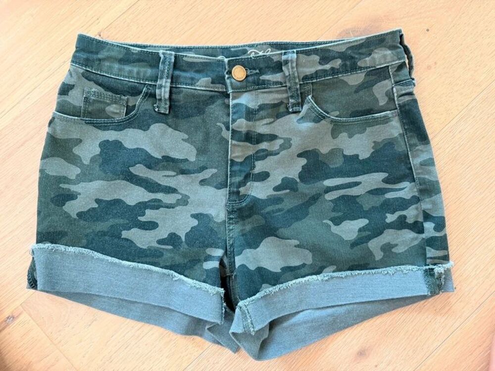 Universal Thread Mid Rise Midi Ravel Hem Camo Shorts Size 4/27